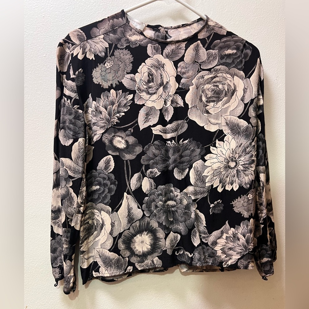 Beautiful floral blouse!! No stains or rips and in perfect condition!